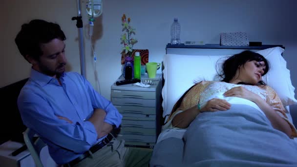 Mulher Triste Doente Não Consegue Dormir Cama Hospital — Vídeo de Stock
