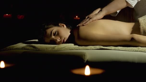 Donna Che Riceve Massaggio Nel Buio Spa Dolly Shot Colore — Video Stock