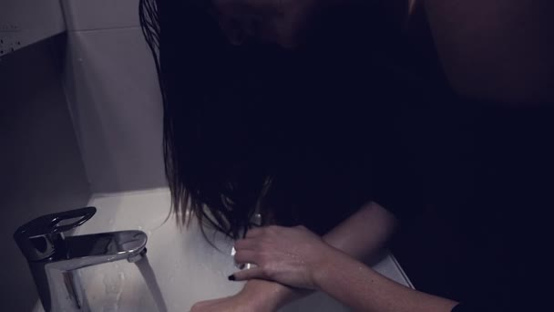 泣いて絶望的な若い女性 — ストック動画
