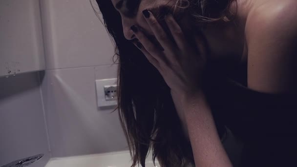 Zdesperowany Młoda Kobieta Płacze — Wideo stockowe