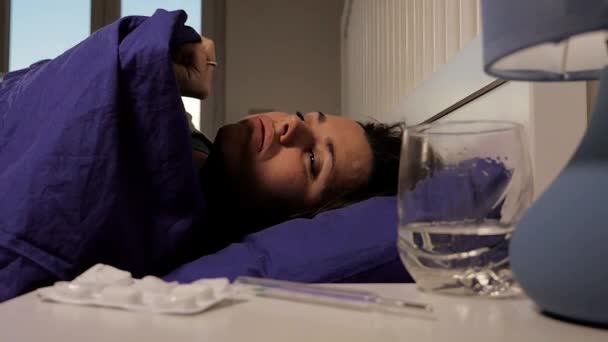 Kobieta Łóżku Uczucie Zimnej Gorączki Grypy Slow Motion Medium Shot — Wideo stockowe