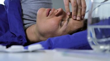 Yatakta alerjisi olan bir kadın hapşırıyor ağır çekimde