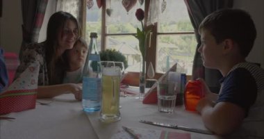 Lokantada mutlu bir aile dağda tatilde.