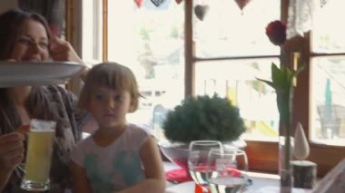 Mutlu aile restoranda tatilde dağlarda çocuklarla pizza yiyor.