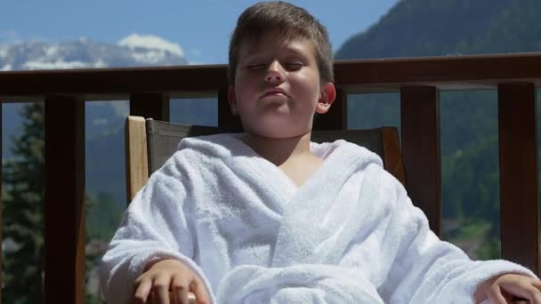 Enfant Heureux Détendre Hôtel Dans Les Alpes Regardant Caméra Montrant — Video
