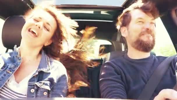 Mann Und Frau Verliebt Bei Sonnenuntergang Auto Fahren Singen Glücklich — Stockvideo