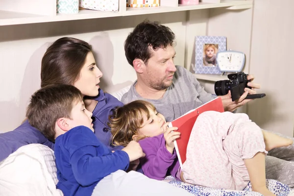 Famille au lit prenant selfie avec caméra — Photo