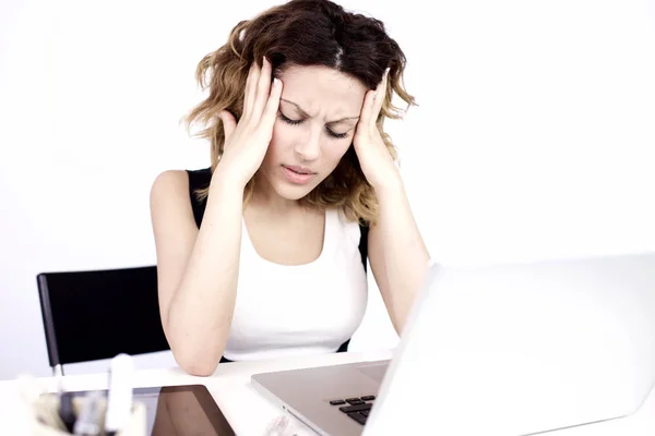 Kobieta w pracy z bardzo silny ból głowy zbliżenie — Zdjęcie stockowe