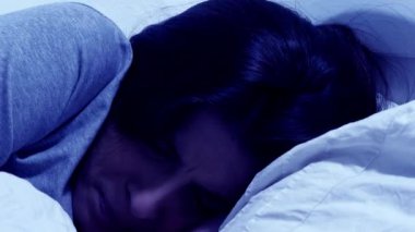 Geceleri yatakta yatan güzel bir kadın, soğuk algınlığını yakından hisseder.