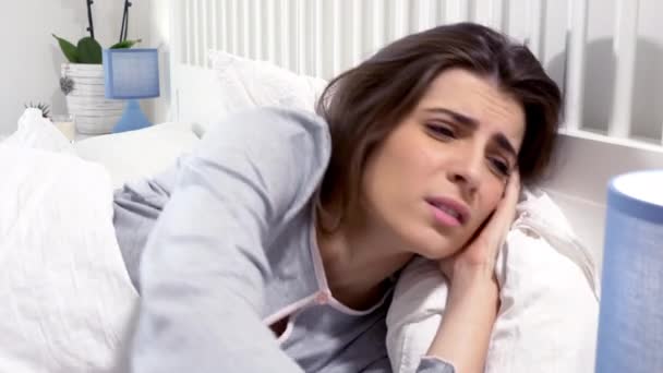 Wanita Cantik Tempat Tidur Dengan Sakit Tenggorokan Kuat Minum Air — Stok Video