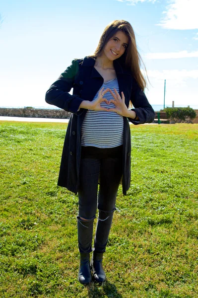 Mutlu Genç Güzel Hamile Kadın — Stok fotoğraf