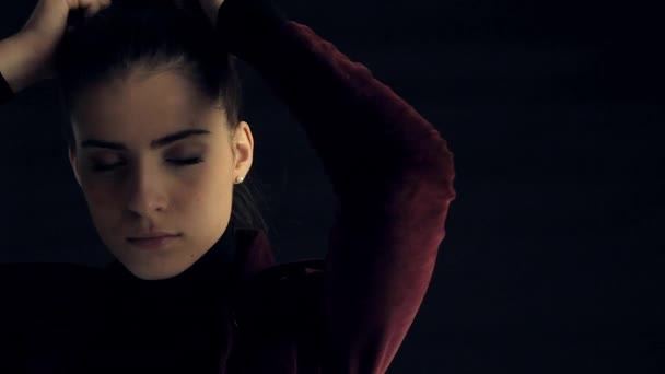 Belle femme avec mal de tête  