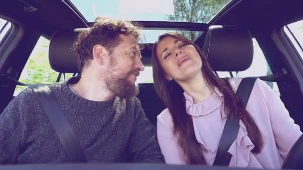 Pareja Feliz Amor Mirándose Los Ojos Cantando Mientras Conduce Coche — Vídeo de stock