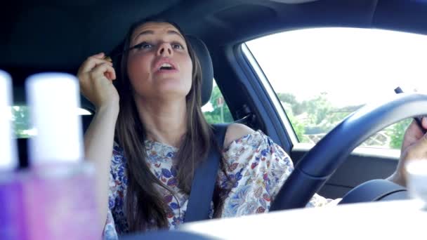 Femme Distrait Tout Conduisant Voiture Mettant Eyeliner Maquillage Dangereux — Video