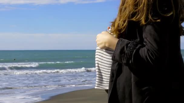 Κοντινό Πλάνο Της Κοιλιάς Έγκυος Μπροστά Από Τον Ωκεανό — Αρχείο Βίντεο