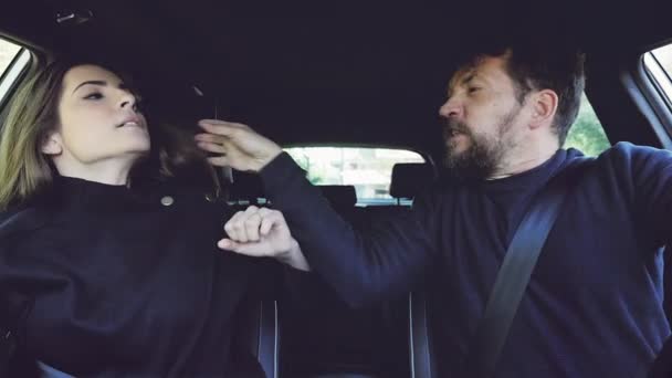 Homem Puxando Cabelo Longo Namorada Gritando Gritando Carro Condução Com — Vídeo de Stock