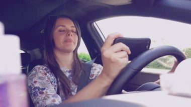 Kadın tehlikeli araba kullanırken selfie çekerken eğleniyor.