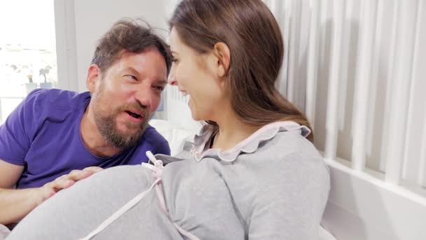 Pareja Feliz Riendo Hablando Con Bebé Vientre Embarazada — Vídeo de stock
