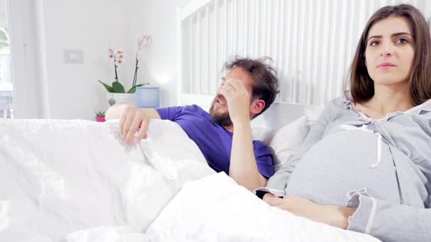 Férfi Próbál Rendbehozni Piszkos Haj Terhes Feleség Nevet — Stock videók