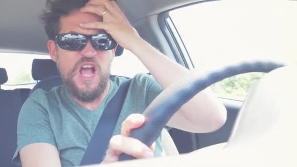 Δροσερό Άνθρωπος Οδήγηση Αυτοκινήτου Προσαρμογή Μακριά Μαλλιά Κοιτάζοντας Στον Καθρέφτη — Αρχείο Βίντεο