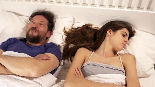 男人想和躺在床上的生气的女朋友和好 — 图库视频影像