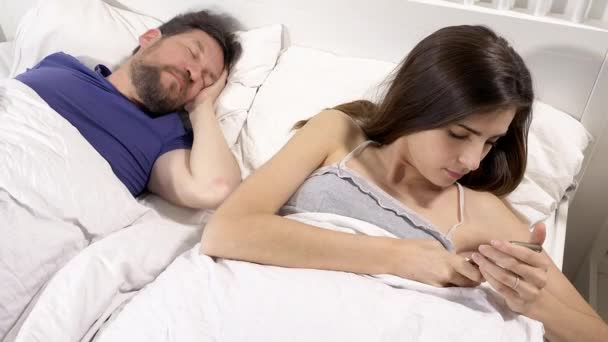 Vrouw Controleren Dat Man Slaapt Kunnen Sms Met Lover Medium — Stockvideo