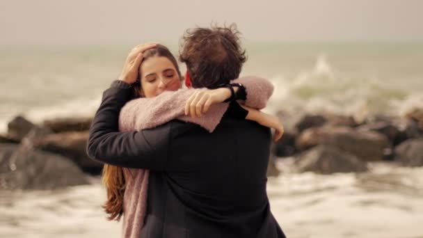 Verliebte Männer Und Frauen Umarmen Sich Vor Dem Wilden Ozean — Stockvideo