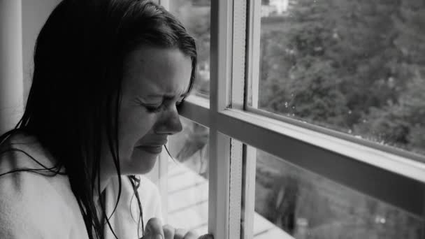 Жінка Плаче Відчайдушно Після Насильства Жорстокого Поводження Чорно Білий Повільний — стокове відео