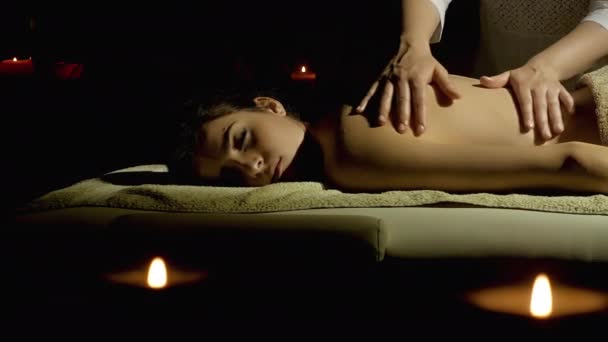 Mujer Recibiendo Masaje Oscuridad Spa Dolly Shot — Vídeo de stock