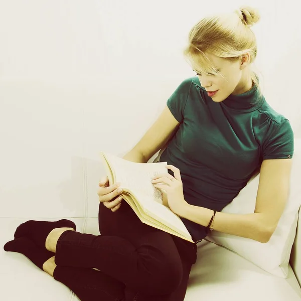 Όμορφη γυναίκα διαβάζοντας το βιβλίο στο σπίτι χαλαρώνετε έντονη χρωματική διόρθωση — Φωτογραφία Αρχείου