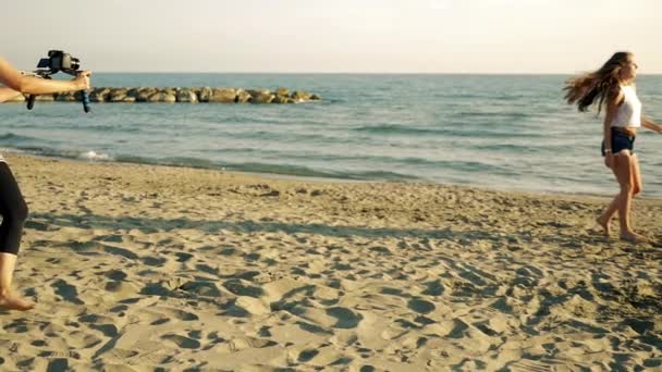 Кулисами Видеоклипа Девушками Танцующими Пляже Закате Замедленной Съемки — стоковое видео