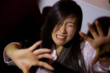 Geceleri evde yardım talebinde ağlamaya korkuyorum Asyalı kadın