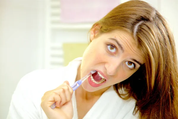 Bella donna che lava i denti al mattino — Foto Stock