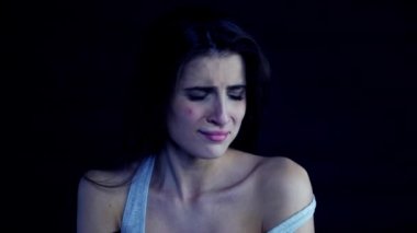 Şiddetten sonra gece ağlayan kadın ağır çekim