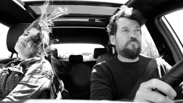 快乐的人们在车内驾驶和歌唱的超级慢镜头 风吹着黑白的头发 — 图库视频影像