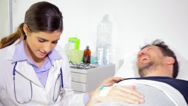 Чоловік в лікарні щасливий про позитивний результат тесту розмовляє з лікарем-жінкою — стокове відео