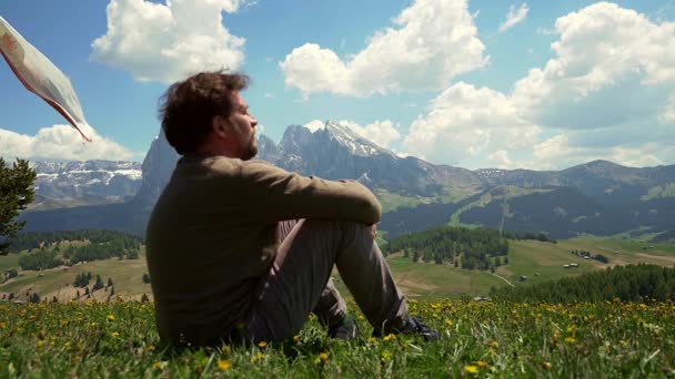 Hombre disfrutando de la belleza de la naturaleza en las montañas en los Alpes — Vídeos de Stock
