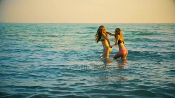 Leuke vriendinnen plezier dansen in het water in slowmotion vakantie — Stockvideo