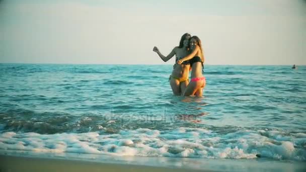 Leuke vriendinnen plezier dansen in water in vakantie breed slow-motion shot — Stockvideo