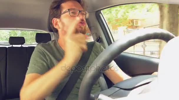 Homem feliz dançando e cantando como louco enquanto dirige carro na cidade . — Vídeo de Stock