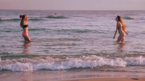 Feliz lindas chicas que se divierten en verano en el océano — Vídeo de stock