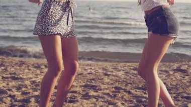 Sevimli sarışın dansçı sahilde günbatımı ağır çekim zevk yaz