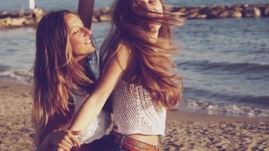 Sevimli sarışın dansçı sahilde günbatımı ağır çekim zevk yaz