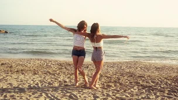 Feliz lindo niñas bailando en la playa en verano tener divertido sueño romance mirada — Vídeos de Stock