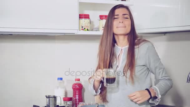 Leuke vrouw in pyjama dansen terwijl het drinken van koffie retro stijl — Stockvideo