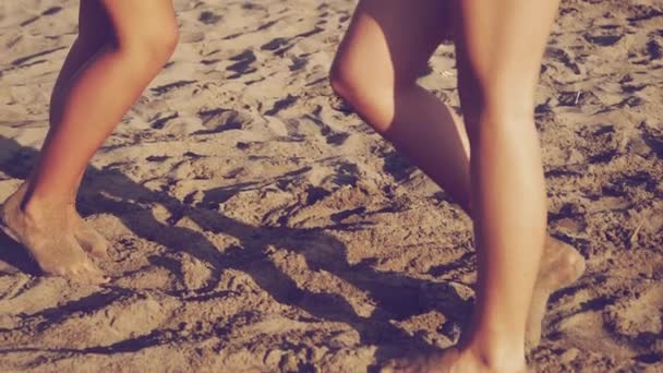Carino ballerino biondo sulla spiaggia in estate godendo il tramonto rallentatore — Video Stock
