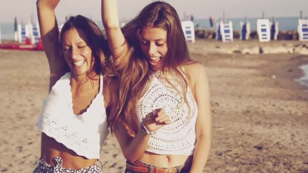 Schattige blonde danser op het strand in de zomer genieten van de zonsondergang Slowmotion — Stockvideo