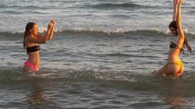 Şirin kız birbirlerine sıçramasına okyanus süper ağır çekimde su