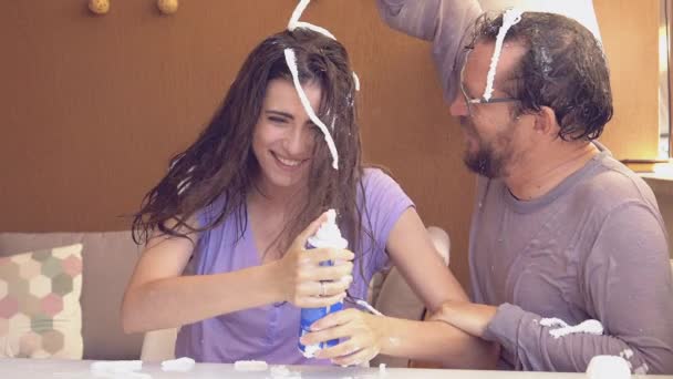 Komik şaka adam baş ve kız closeup süper ağır çekim retro tarzı saç yağmurlama krem koymak — Stok video