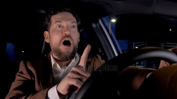 Mężczyzna jadący samochód w magazynie noc w ruchu walki z innymi kierowcami 4k — Wideo stockowe
